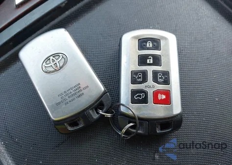 2013 Toyota Sienna Xle 7 Passenger z USA, uszkodzony, nr VIN 5TDDK3DC8DS064047